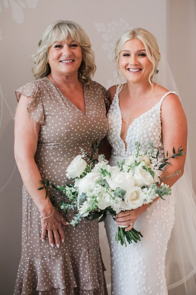 bride posed with mother